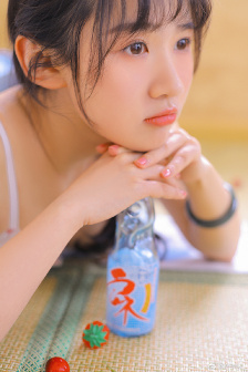不扣纽扣的女孩